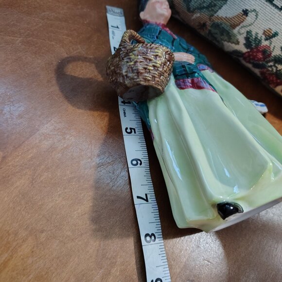 Vintage Mint Royal Doulton "The Orange Lady" Figurine - Picture 6 of 9